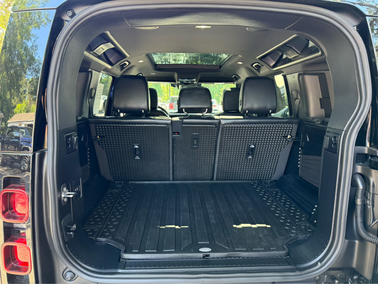 2024 Land Rover Defender X-Dynamic SE - 10