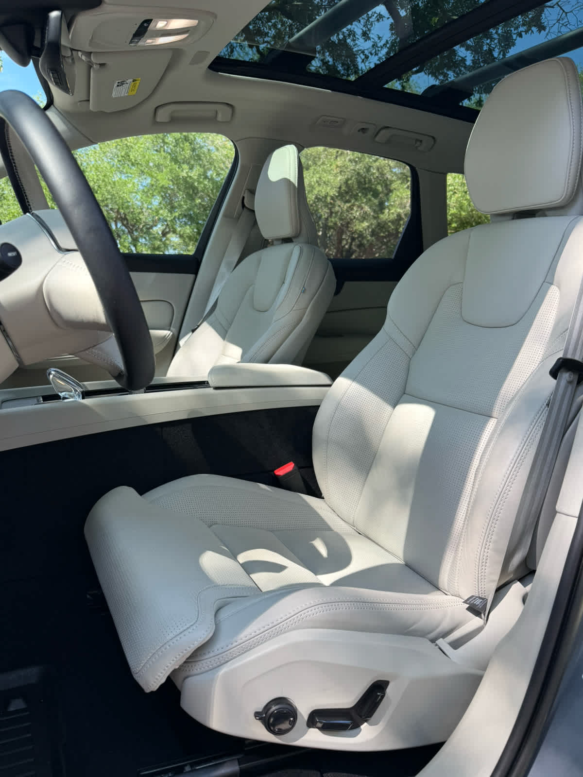 2023 Volvo XC60 Recharge Plug-In Hybrid Ultimate Bright Theme - 9