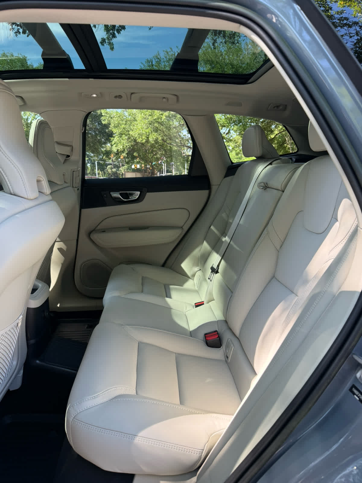 2023 Volvo XC60 Recharge Plug-In Hybrid Ultimate Bright Theme - 10
