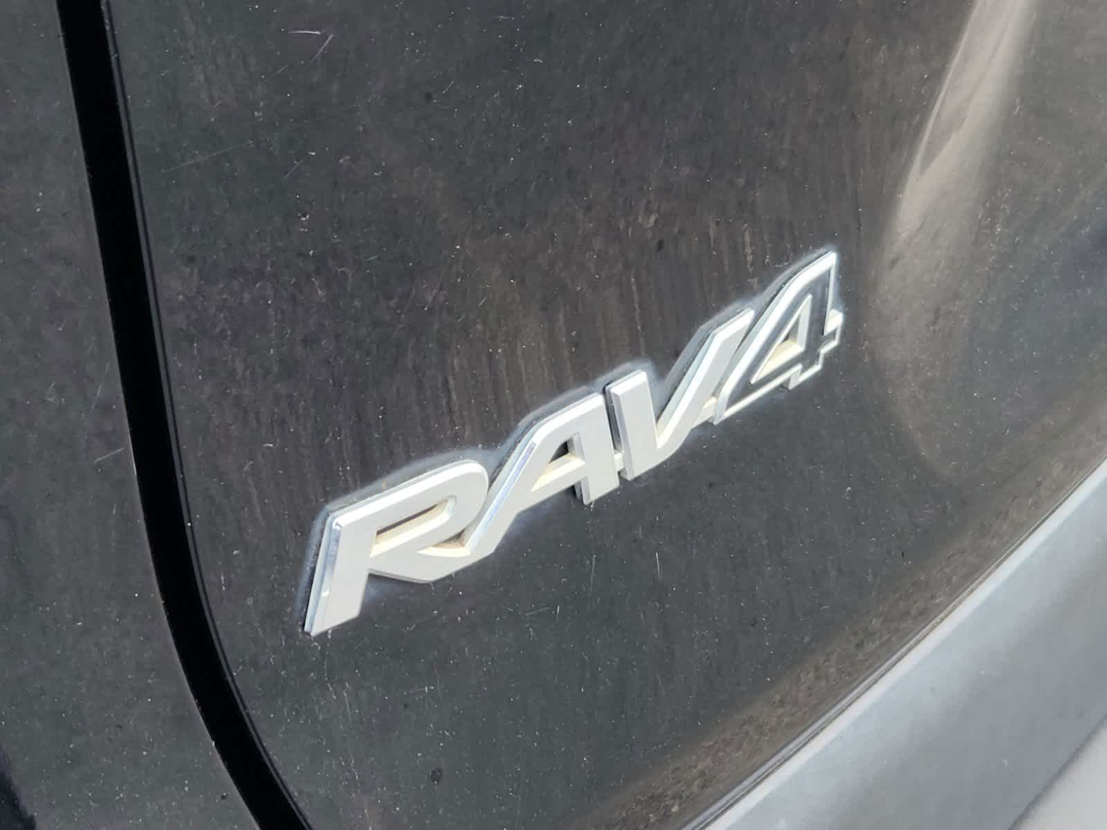2019 Toyota RAV4 LE 8