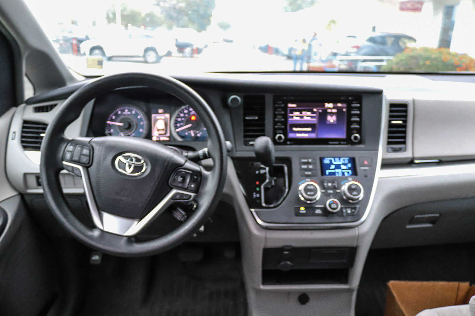 2018 Toyota Sienna LE 12