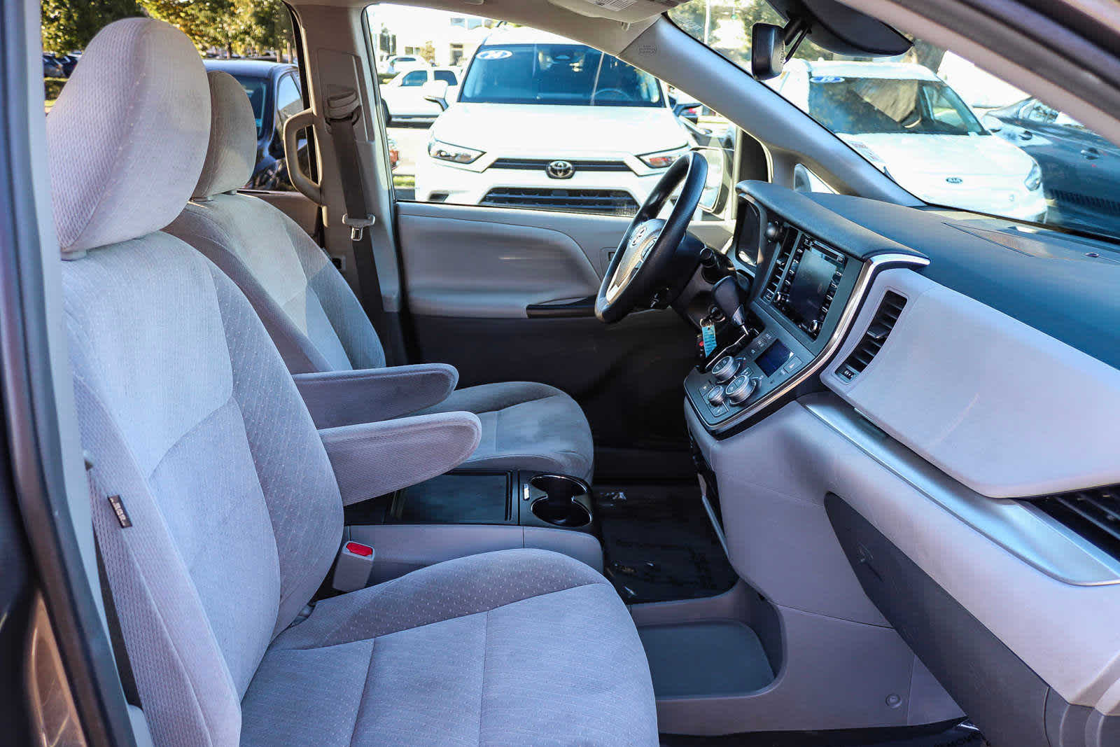 2018 Toyota Sienna LE 16