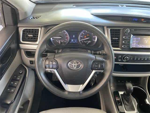 2016 Toyota Highlander LE 14