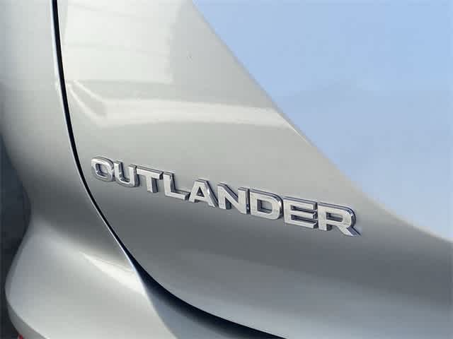 2023 Mitsubishi Outlander SE 7