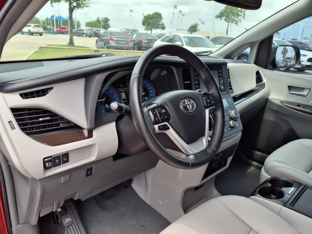 Used 2019 Toyota Sienna XLE Premium with VIN 5TDYZ3DC0KS983860 for sale in Katy, TX