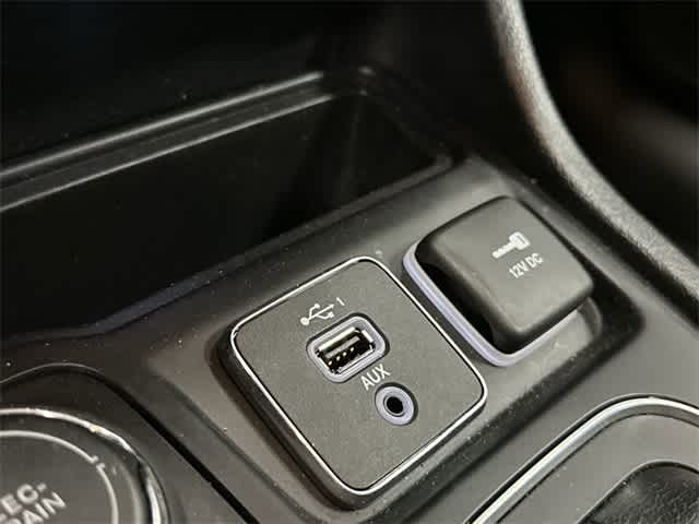 2019 Jeep Cherokee Latitude Plus Granite Crystal Metallic Clearcoat at Tomball Ford