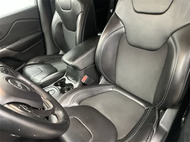 2019 Jeep Cherokee Latitude Plus Granite Crystal Metallic Clearcoat at Tomball Ford