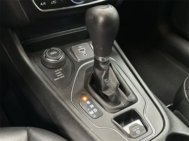 2019 Jeep Cherokee Latitude Plus Granite Crystal Metallic Clearcoat at Tomball Ford