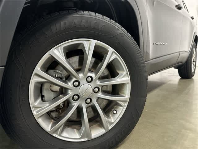 2019 Jeep Cherokee Latitude Plus Granite Crystal Metallic Clearcoat at Tomball Ford