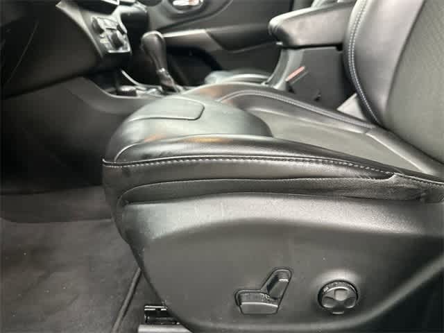 2019 Jeep Cherokee Latitude Plus Granite Crystal Metallic Clearcoat at Tomball Ford