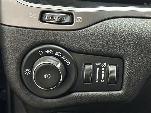 2019 Jeep Cherokee Latitude Plus Granite Crystal Metallic Clearcoat at Tomball Ford