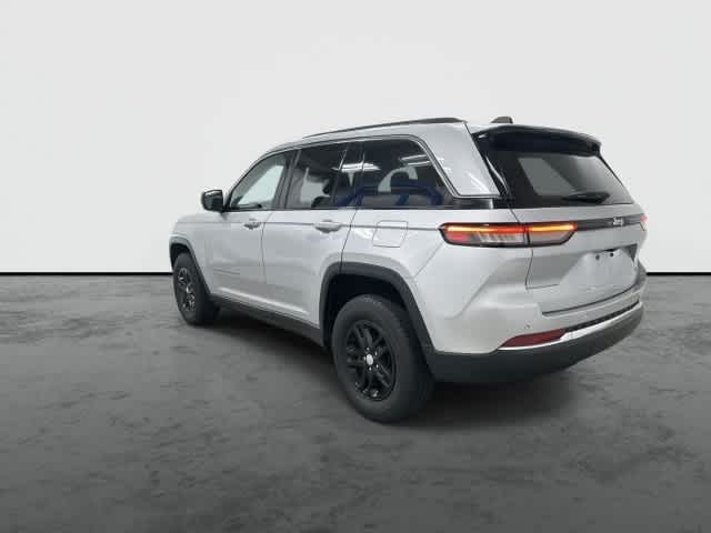 2024 Jeep Grand Cherokee photo 2 of 32
