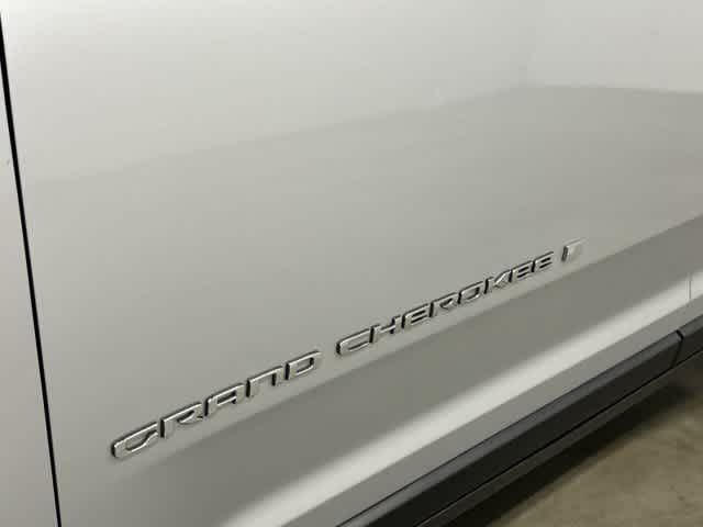 2024 Jeep Grand Cherokee photo 30 of 32