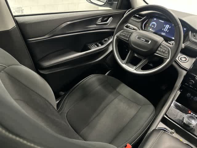 2024 Jeep Grand Cherokee photo 12 of 32