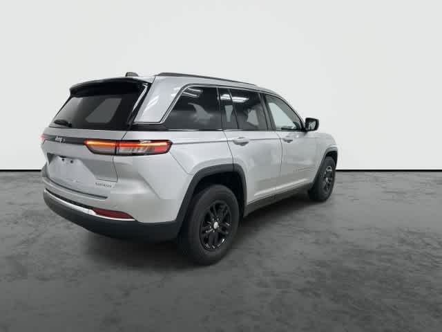2024 Jeep Grand Cherokee photo 3 of 32