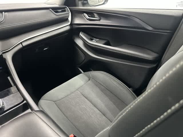 2024 Jeep Grand Cherokee photo 13 of 32