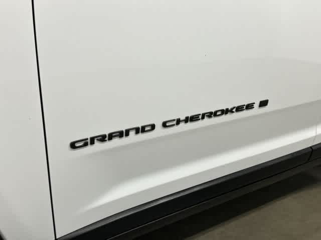 2024 Jeep Grand Cherokee photo 30 of 32