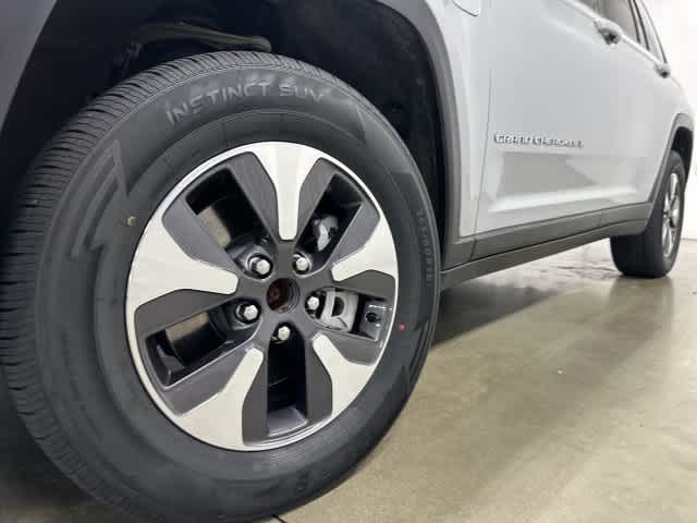 2024 Jeep Grand Cherokee 4xe photo 27 of 31