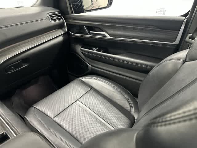 2024 Jeep Wagoneer L photo 13 of 33