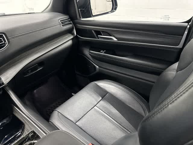 2024 Jeep Wagoneer L photo 13 of 33