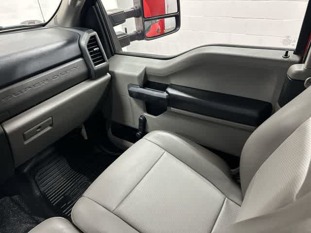 2017 Ford Super Duty F-350 DRW Chassis Cab photo 13 of 31