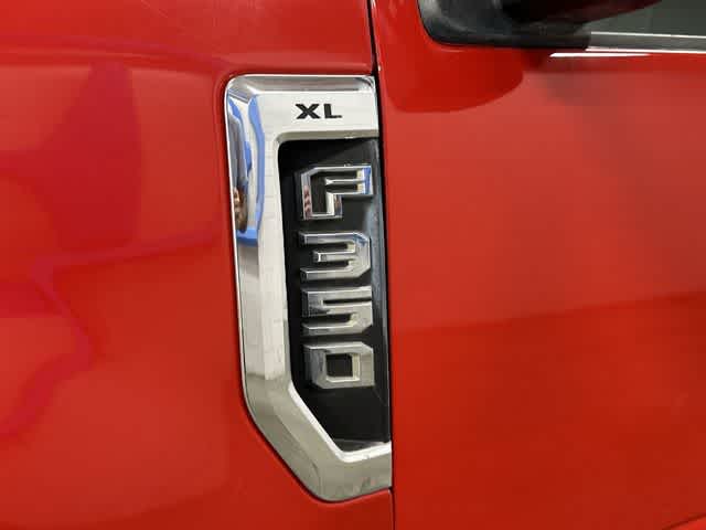 2017 Ford Super Duty F-350 DRW Chassis Cab photo 29 of 31