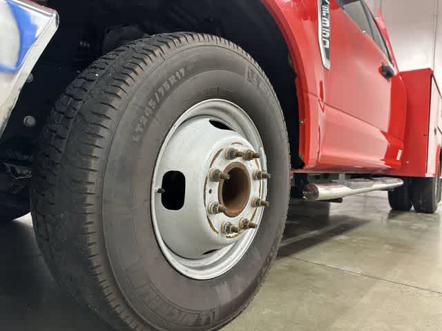 2017 Ford Super Duty F-350 DRW Chassis Cab photo 27 of 31
