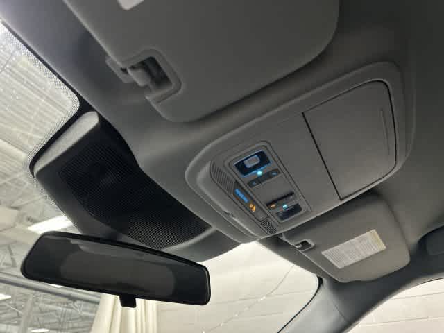 2021 Ford Explorer photo 21 of 32