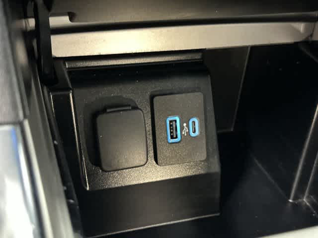 2021 Ford Explorer photo 25 of 32
