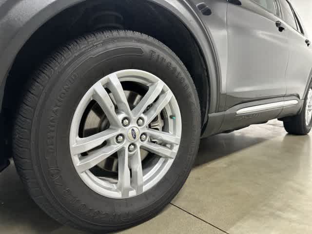 2021 Ford Explorer photo 28 of 32