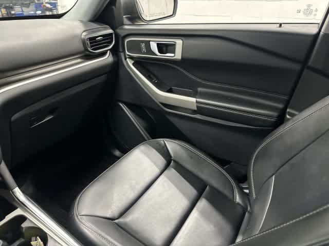 2021 Ford Explorer photo 13 of 32