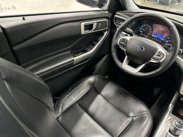 2021 Ford Explorer photo 12 of 32