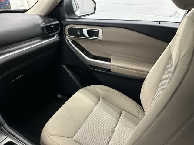 2023 Ford Explorer photo 13 of 32