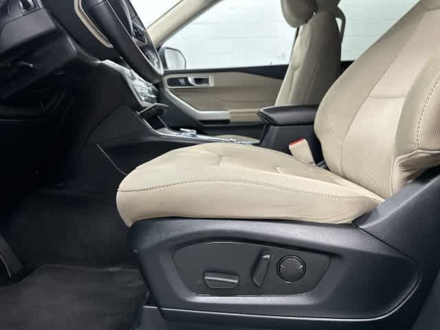 2023 Ford Explorer photo 26 of 32