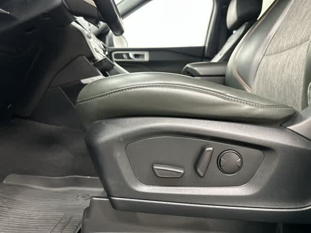 2022 Ford Explorer photo 27 of 33