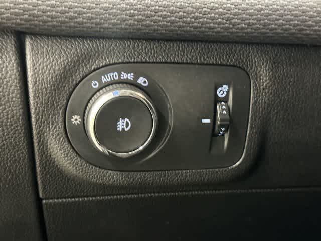 2019 Chevrolet Cruze photo 19 of 32