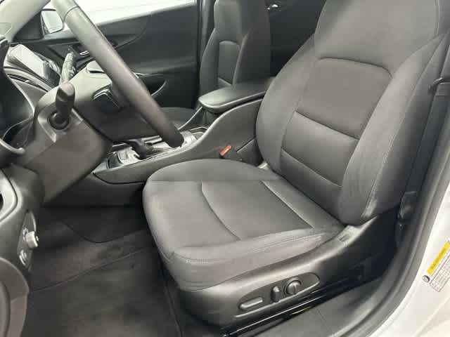 2022 Chevrolet Malibu photo 10 of 32