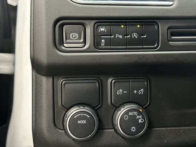 2023 Chevrolet Suburban photo 19 of 33