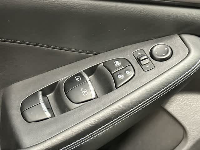 2017 Nissan Maxima photo 20 of 33
