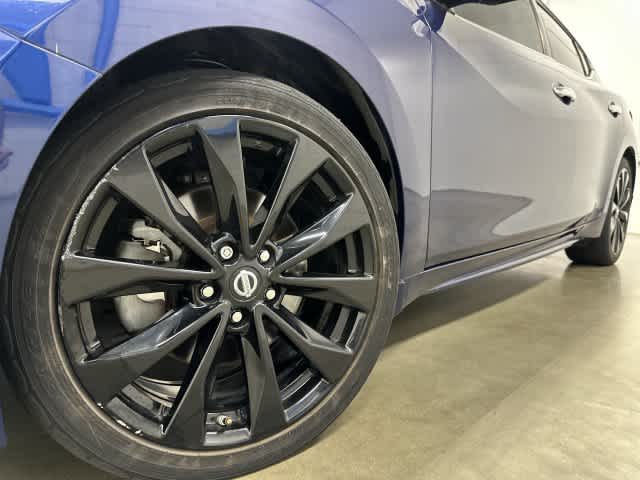 2017 Nissan Maxima photo 29 of 33