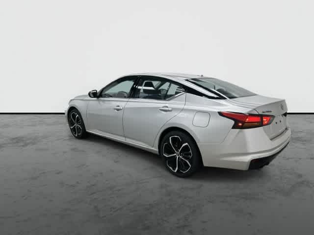 2025 Nissan Altima photo 9 of 32
