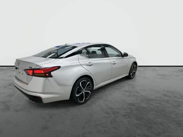 2025 Nissan Altima photo 4 of 32