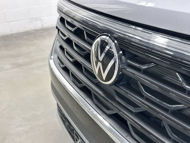 2024 Volkswagen Atlas Cross Sport 2.0T SE Silver Mist Metallic at Westside Kia