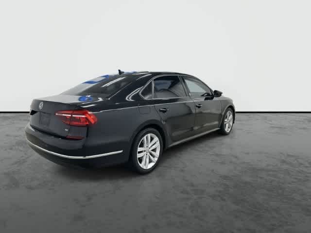 2019 Volkswagen Passat photo 3 of 32