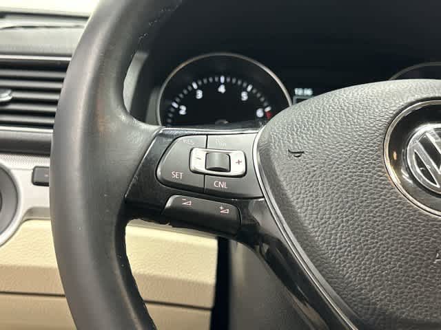 2019 Volkswagen Passat photo 17 of 32