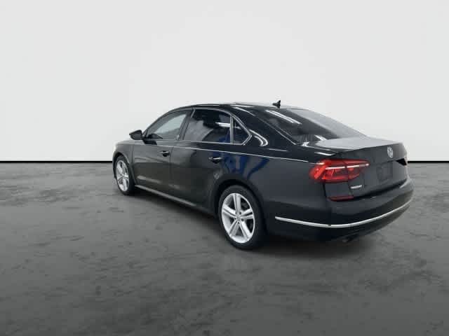 2019 Volkswagen Passat photo 2 of 32