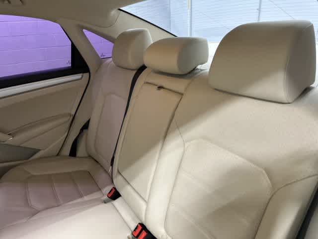 2019 Volkswagen Passat photo 14 of 32