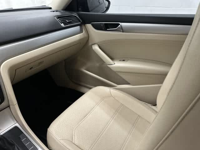 2019 Volkswagen Passat photo 13 of 32