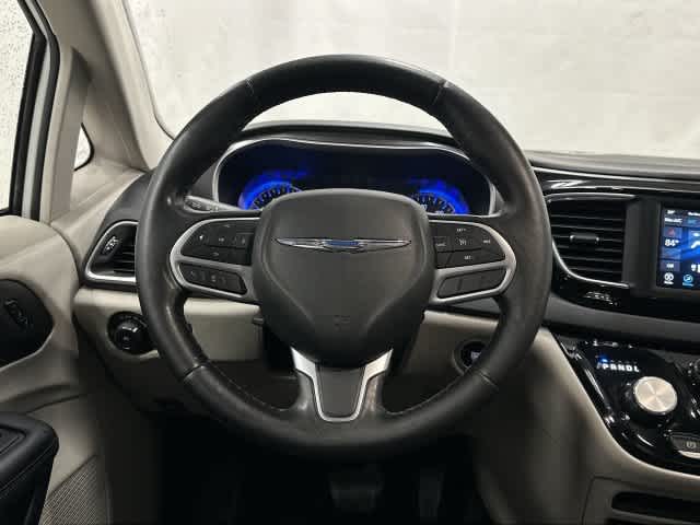 2020 Chrysler Pacifica photo 15 of 32
