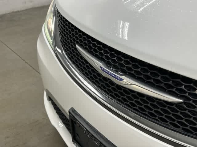 2020 Chrysler Pacifica photo 30 of 32